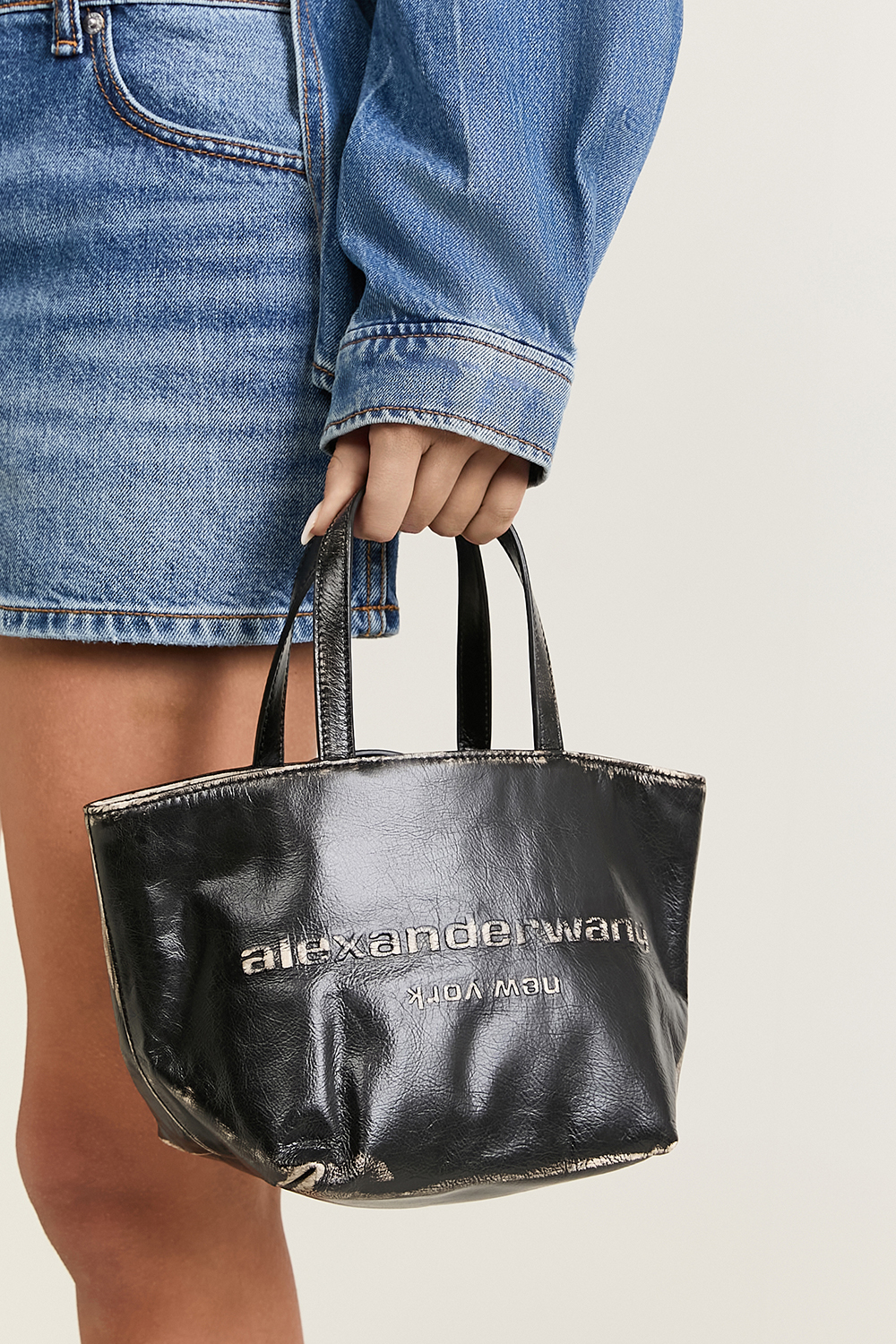 תמונת כל הלוק של תיק קרוסבודי סמול